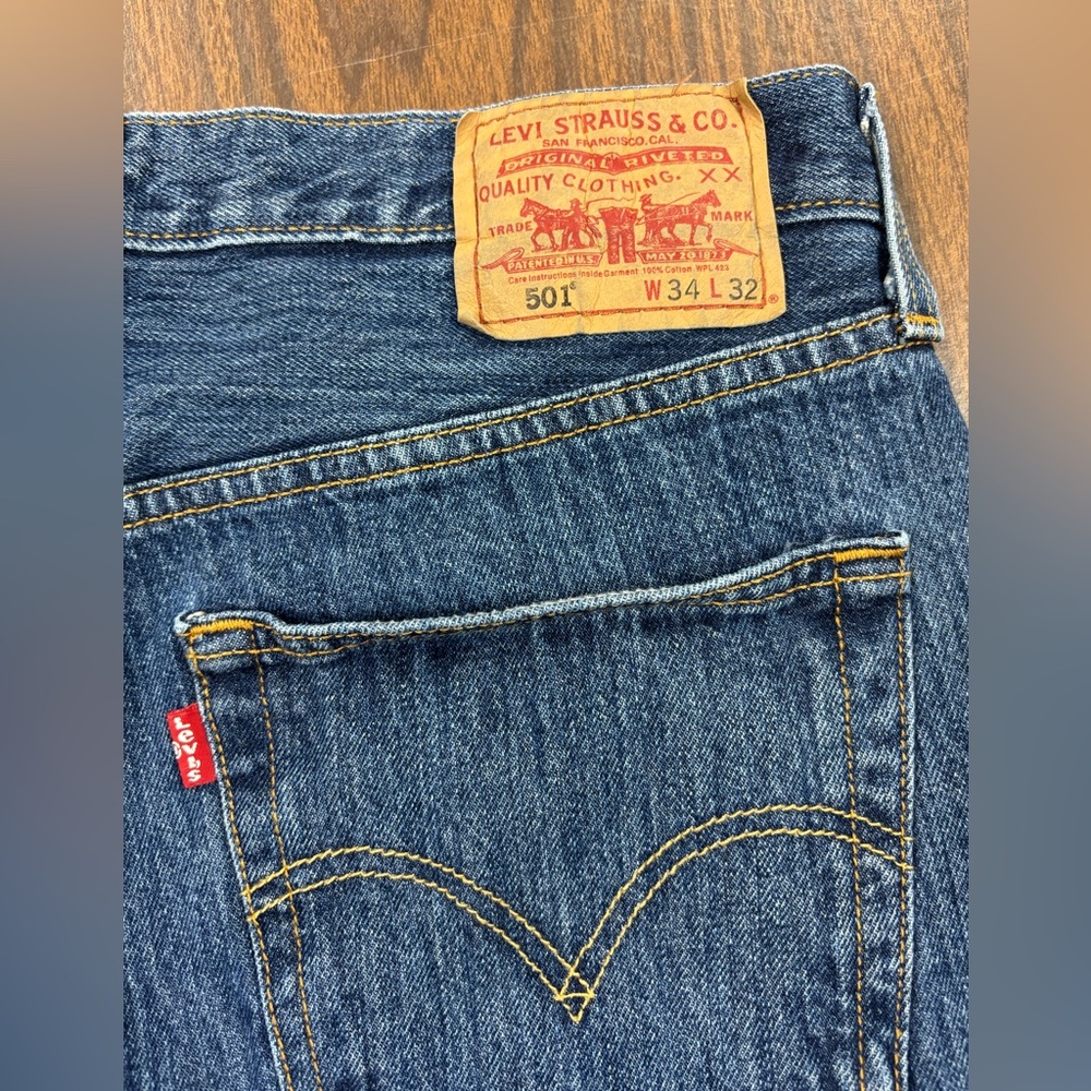 Levi's Blue 501 button fly men’s Straight Jeans with Iconic Design 💯cotton - Picture 2 of 6